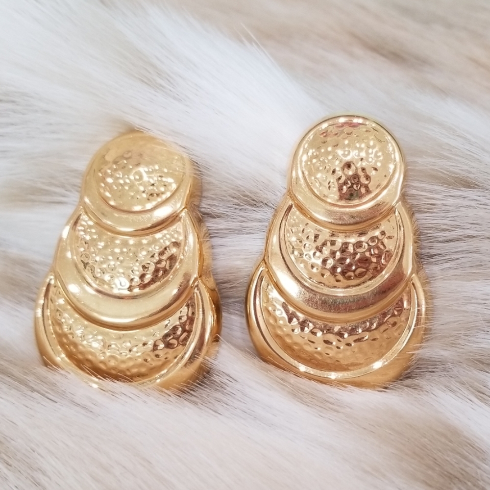 5/$10 Vintage Bold Gold Statement Earrings - Picture 1 of 4